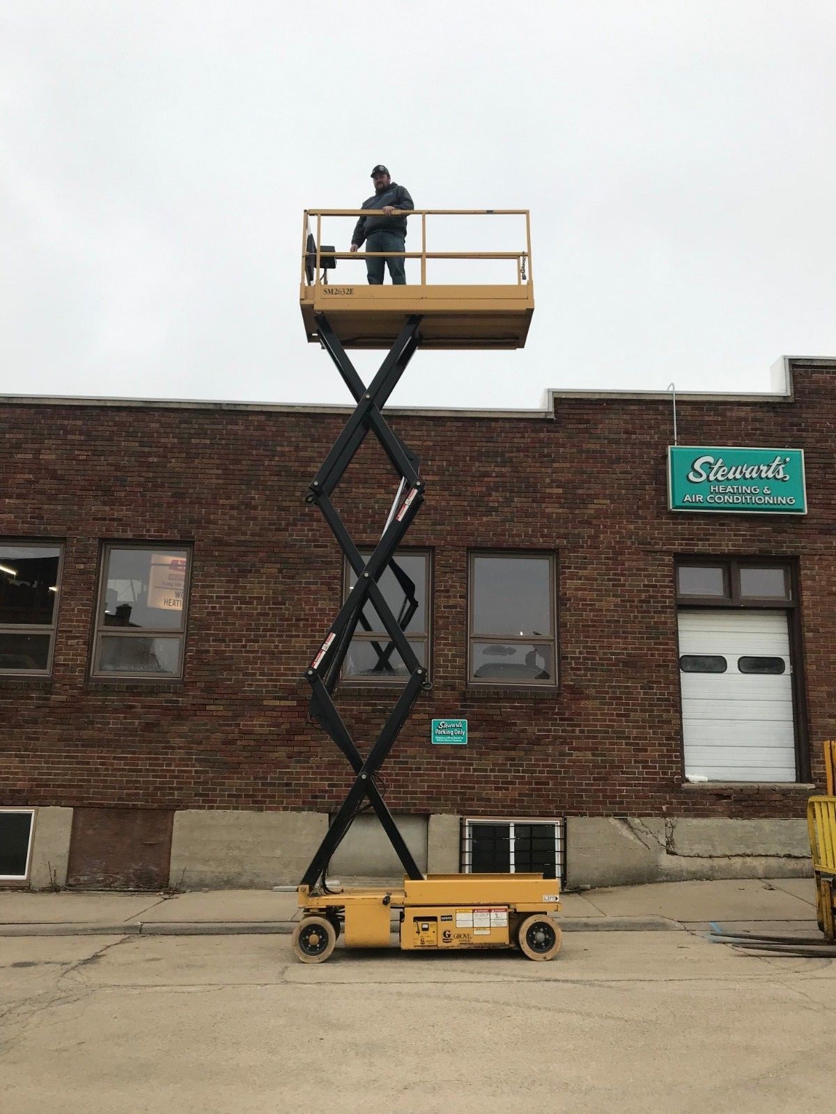 GROVE SM2632E Scissor lift