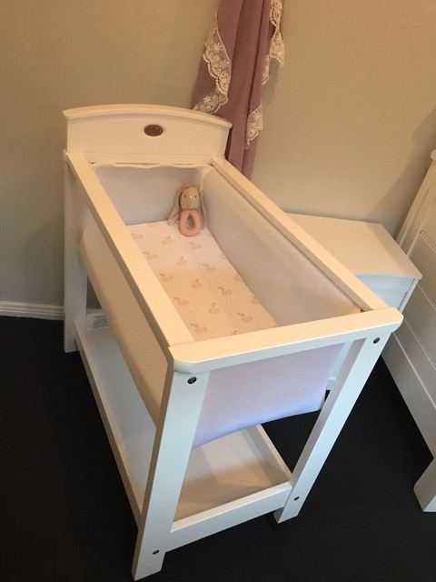 boori bassinet white