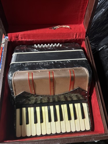 【レトロ】アコーディオン　Parrot 30鍵盤　18ベース　ハードケース付き レトロ】アコーディオン Parrot 30鍵盤 18ベース ハードケース