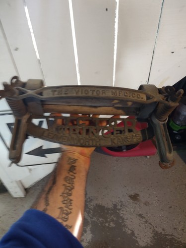 Antique Victorian The Victor Mfg Cast Iron Clothes  wringer heavy
