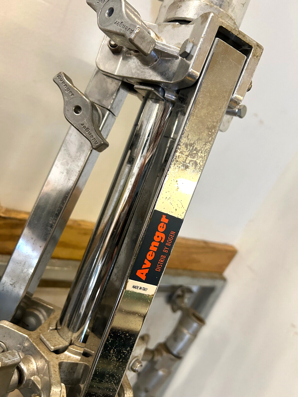 AVENGER 10.5 FT ROLLING HEAVY DUTY 2 STAGE EXT LIGHT STAND w 4 1/2  SUPER CLAMP