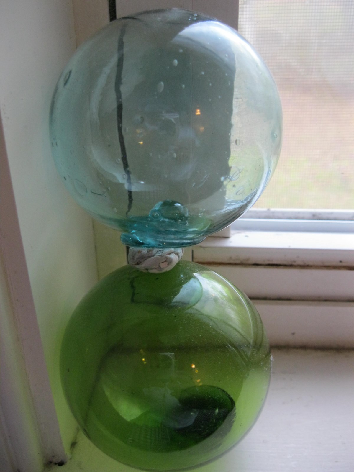 2 FISH NET BALLS/FLOATS LIGHT BLUE & GREEN INCLUDES 2 DISHES EXCEL CON 2