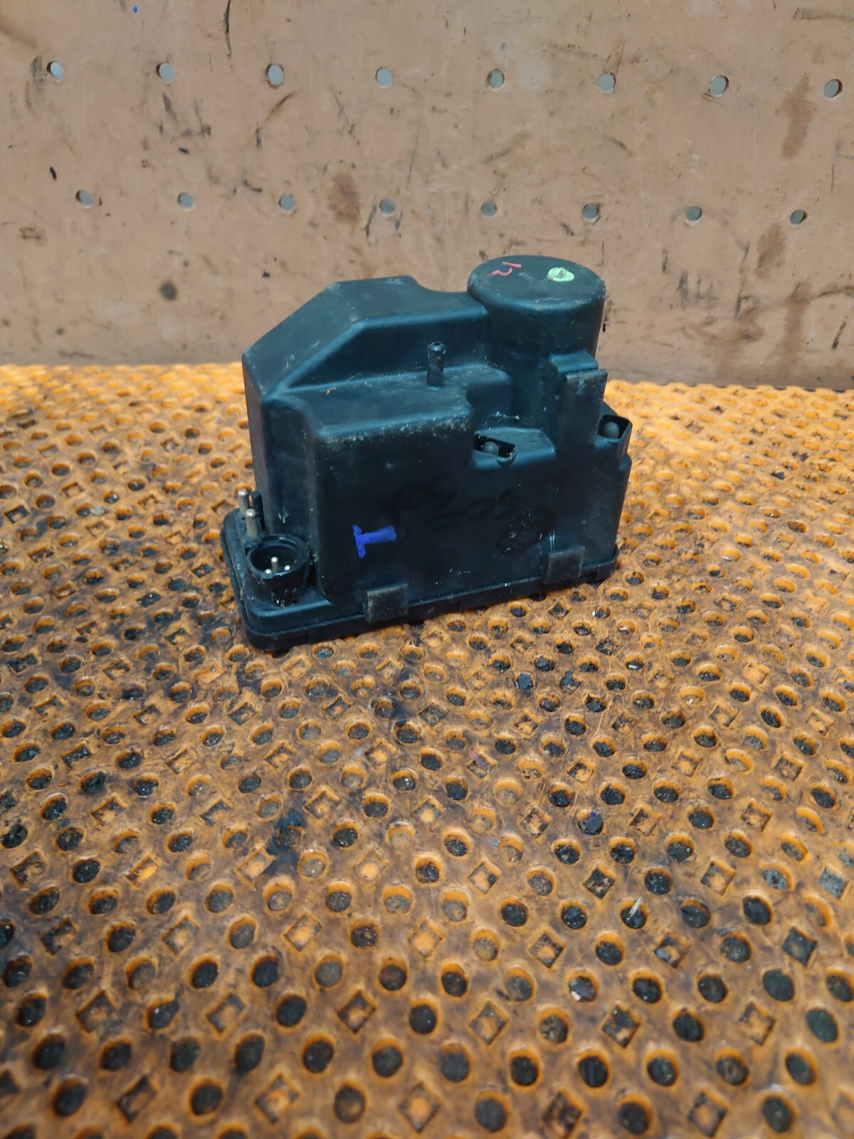 MERCEDES W124 CENTRAL LOCKING PUMP E CLASS A0008000548