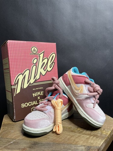 nike social status dunk strawberry