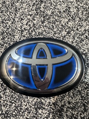 Toyota Sienna  Hybrid OEM 2021-2023 Front Grille Emblem Logo Radar 90975-C2022