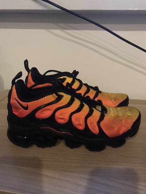air vapormax plus black orange crimson