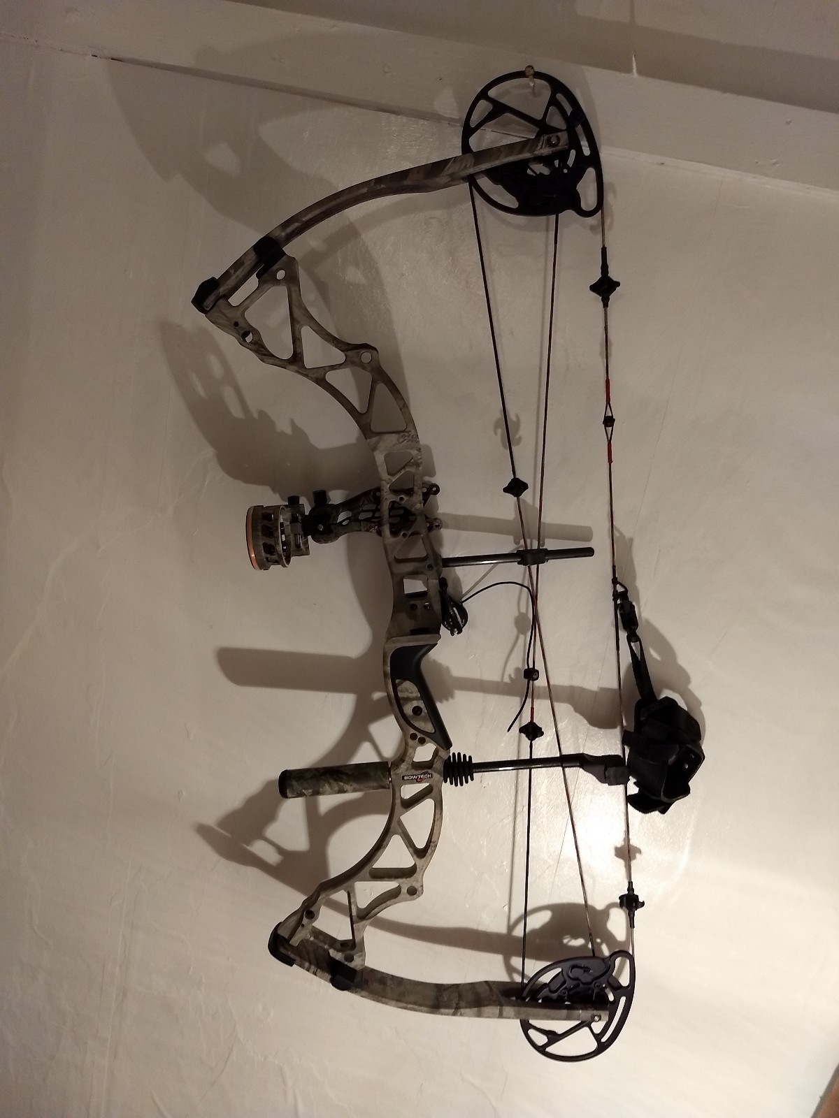 Bowtech Assassin RH Compound Bow 60lbs & 70 lbs Limbs Rest, Site, Scott Release