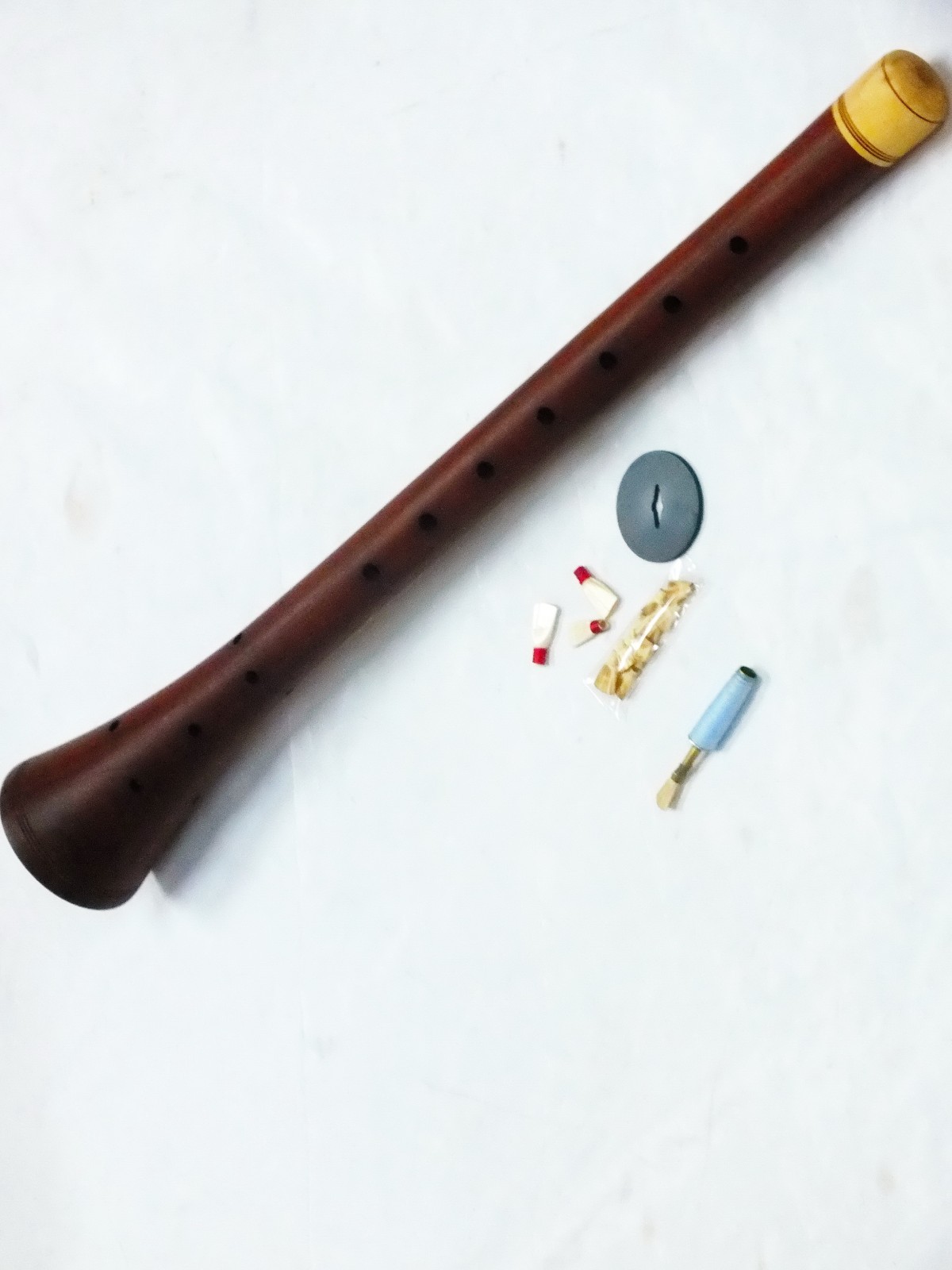 Деревянный духовой язычковый музыкальный инструмент низкого тембра в виде длинной трубы 5