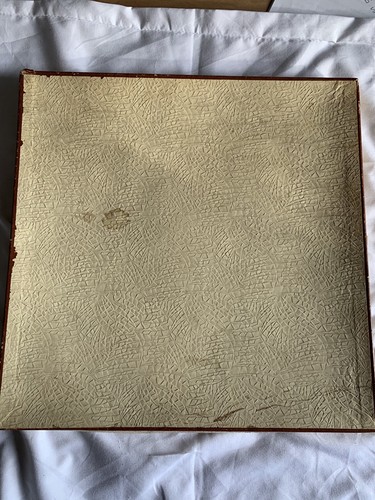 VINTAGE UNUSED SET OF 4  IRISH LINEN TEA NAPKINS AND TABLE RUNNER