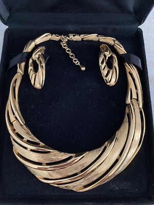 Vintage Gold Tone Monet Thick Statement Necklace Clip On Earrings Set  Box