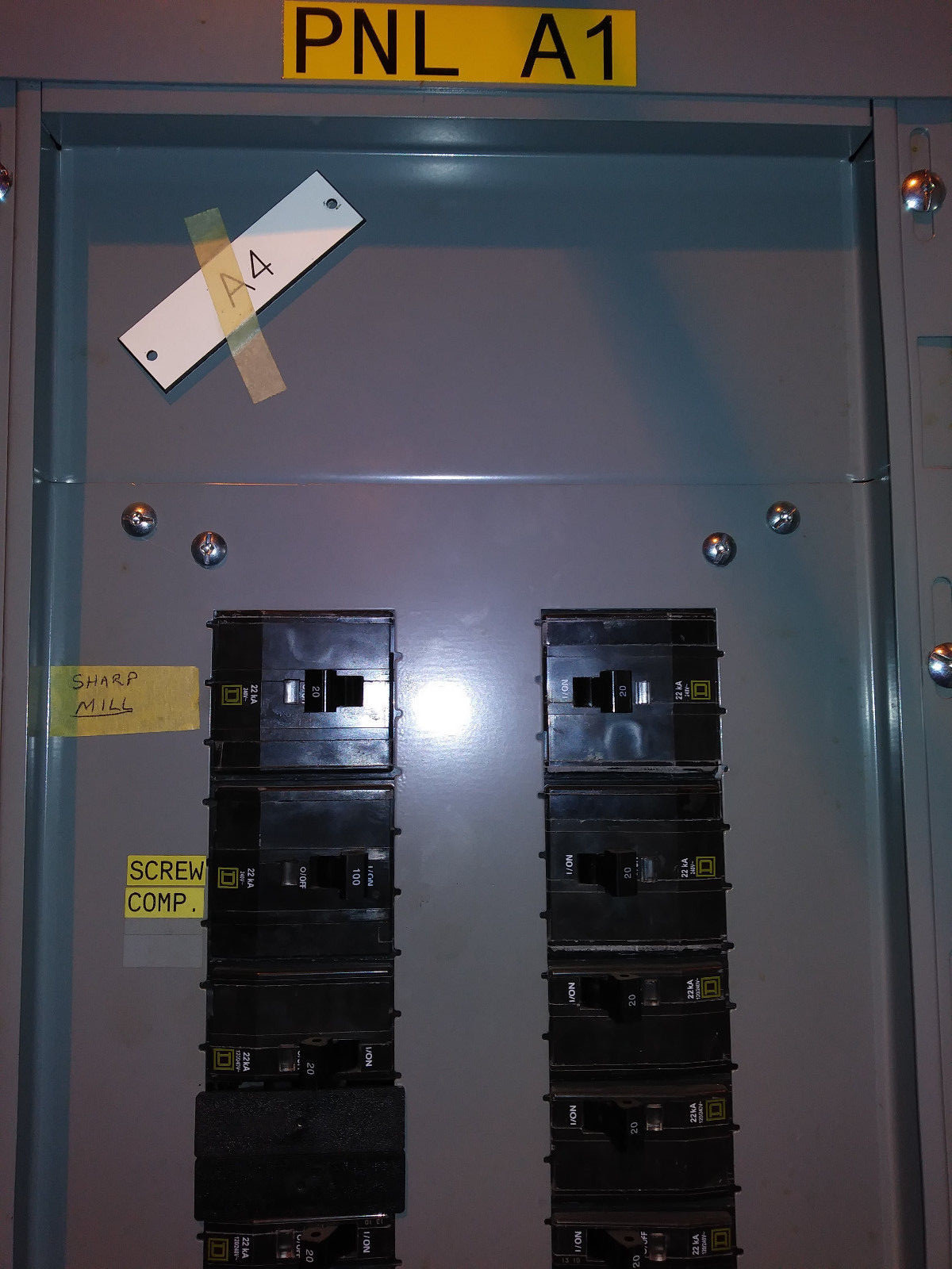 SQUARE D - 120/208 V 225AMP Square D Electrical breaker panel w/ breakers