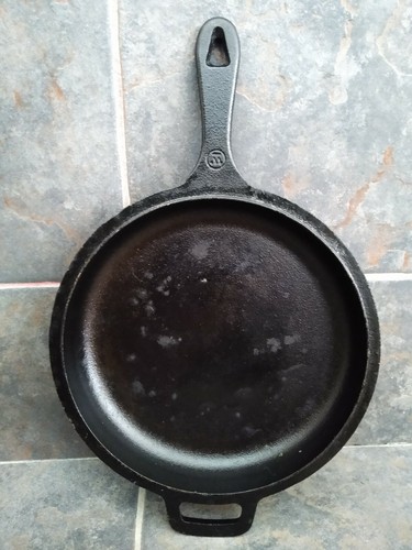 Skillet With Handle And Heat Notch Seasoned