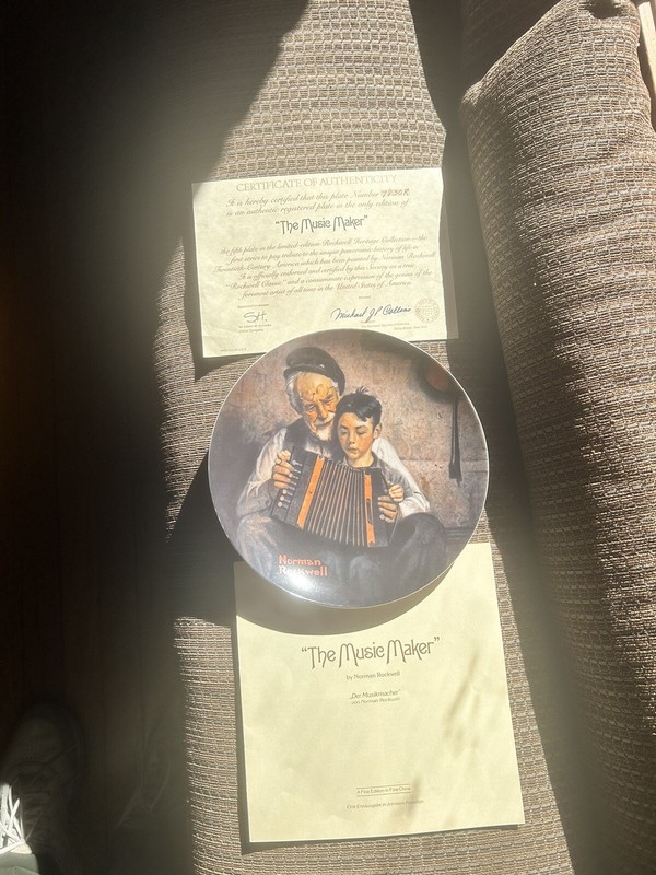 authentic Knowles Norman Rockwell plate "The music maker" 1981 limited