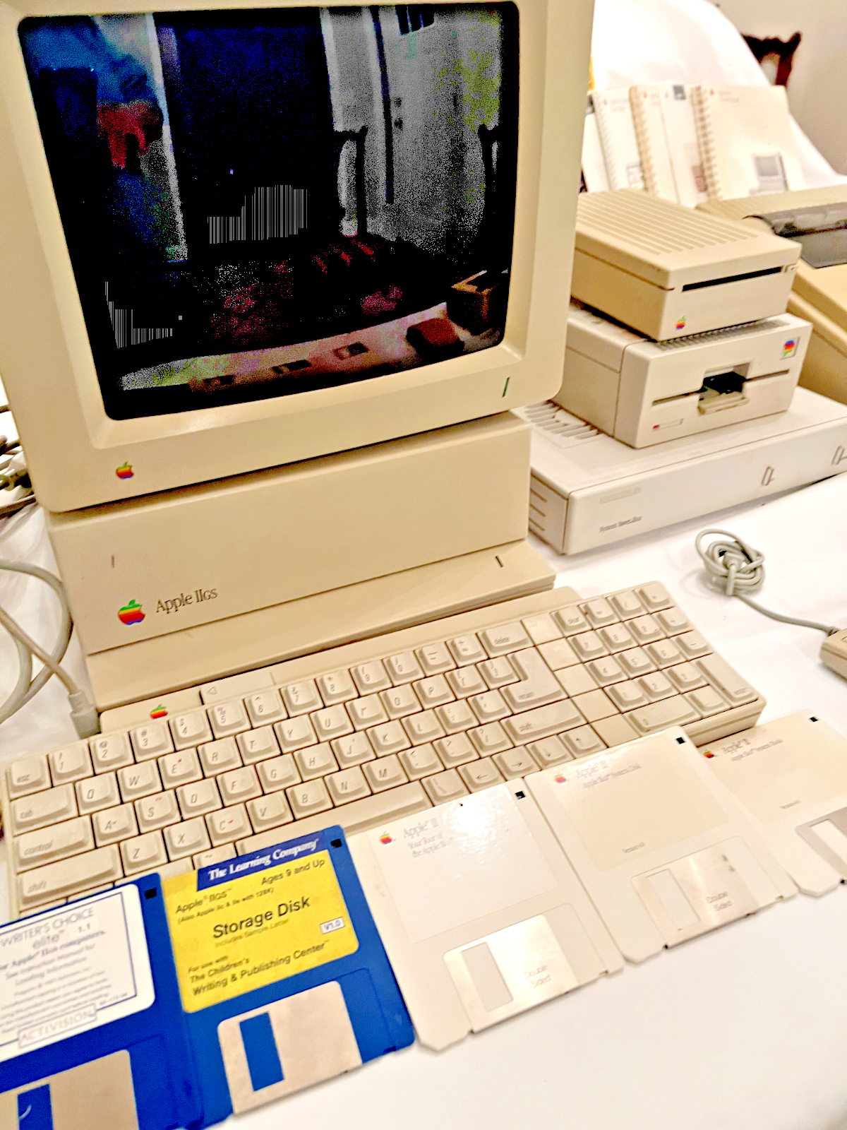 【パンフレット】「Introducing the Apple ll GS」 パンフレット】「Introducing the Apple ll GS」 - メルカリ