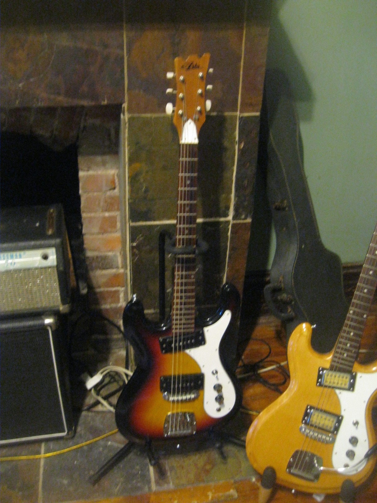 Aria/Uni-vox Hi Flier with p-90's . MINT