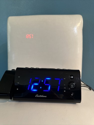 Electrohome Time Projection Alarm Clock Radio - USB Charging EAAC475 Auto Set