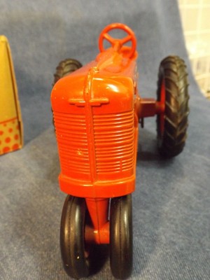 FARMALL M TRACTOR - from 1946 with ORIGNAL BOX - PRODUCT MINIATURE  - 1/16 SCALE