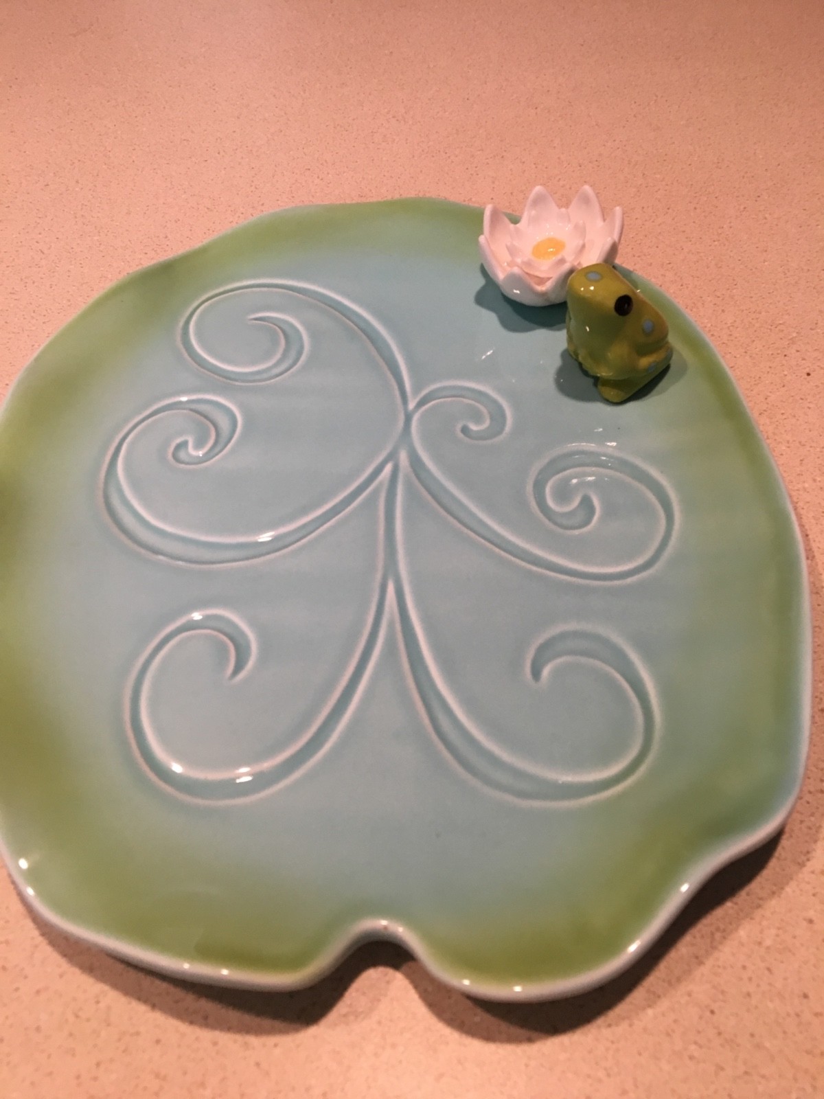 GRASSLAND ROAD  PLATTER GREEN BLUE MULTI FROG LILY PAD EUC