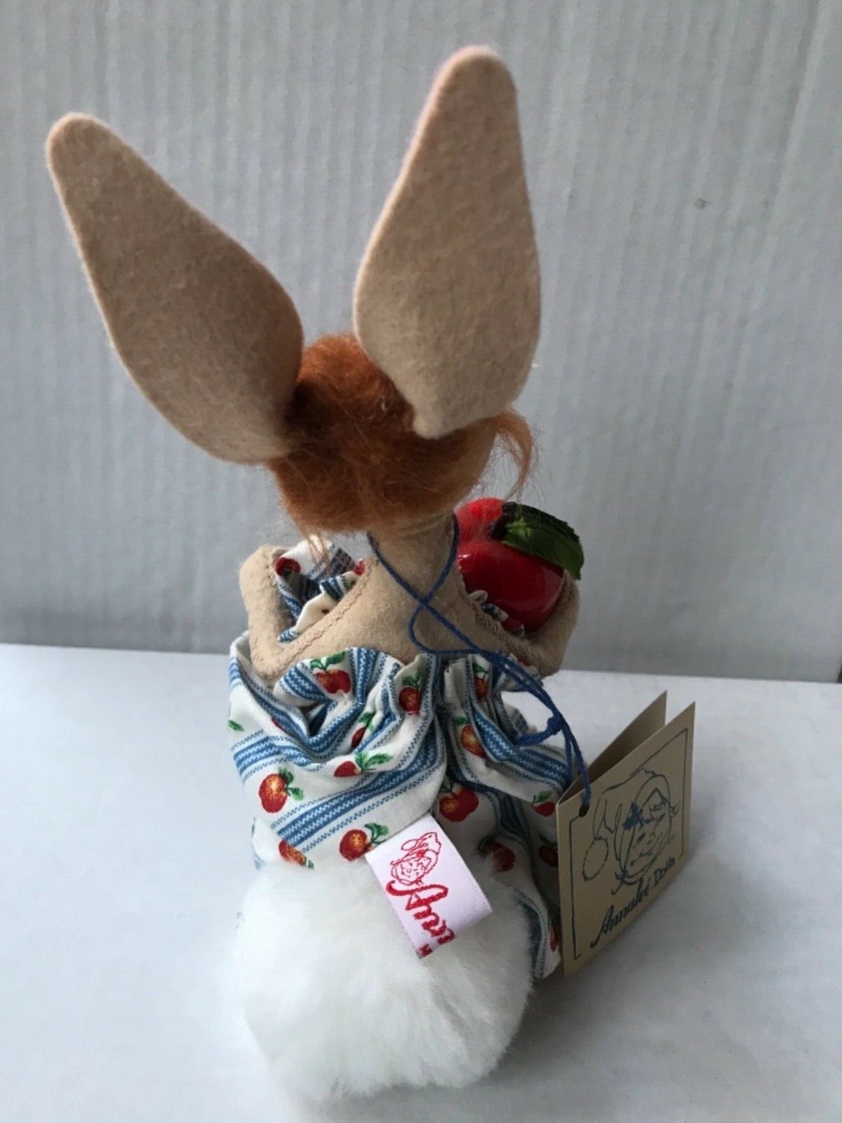 VINTAGE Annalee 7” Easter Bunny w/ Pink Ears & Holding Apple--1995 CUTE!!