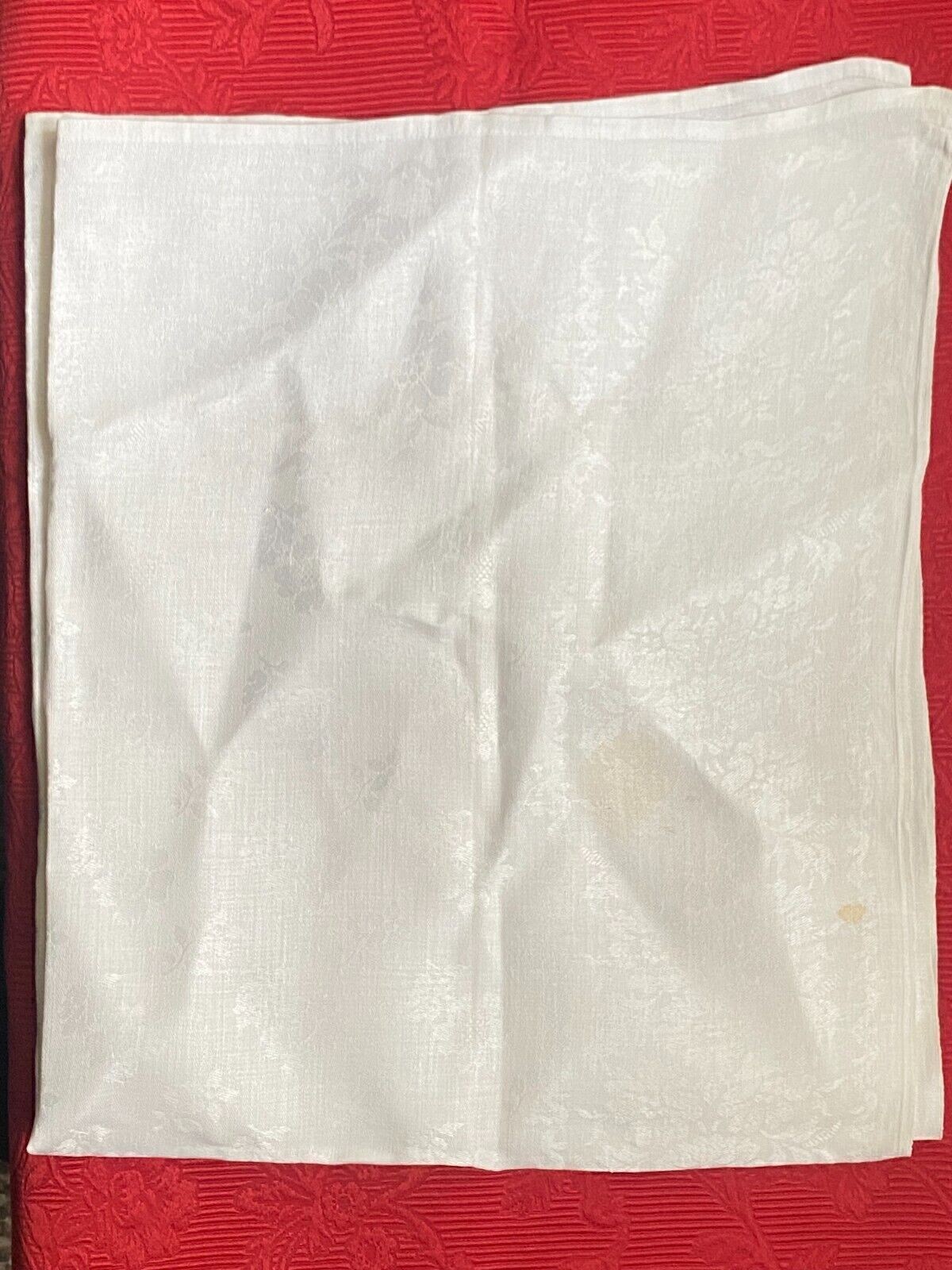 White Floral Table Covering Some Marks REF00075