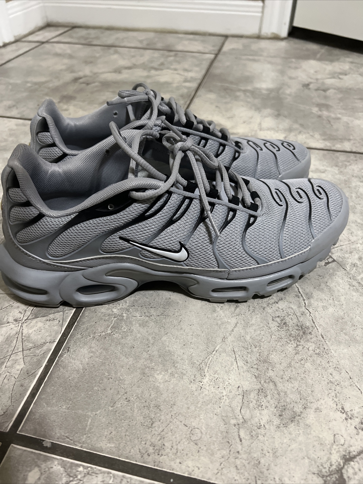 grey air max plus tn