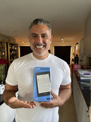 New Amazon Kindle Paperwhite (10th) 32GB, Wi-Fi Black owned by Reza Farahan New