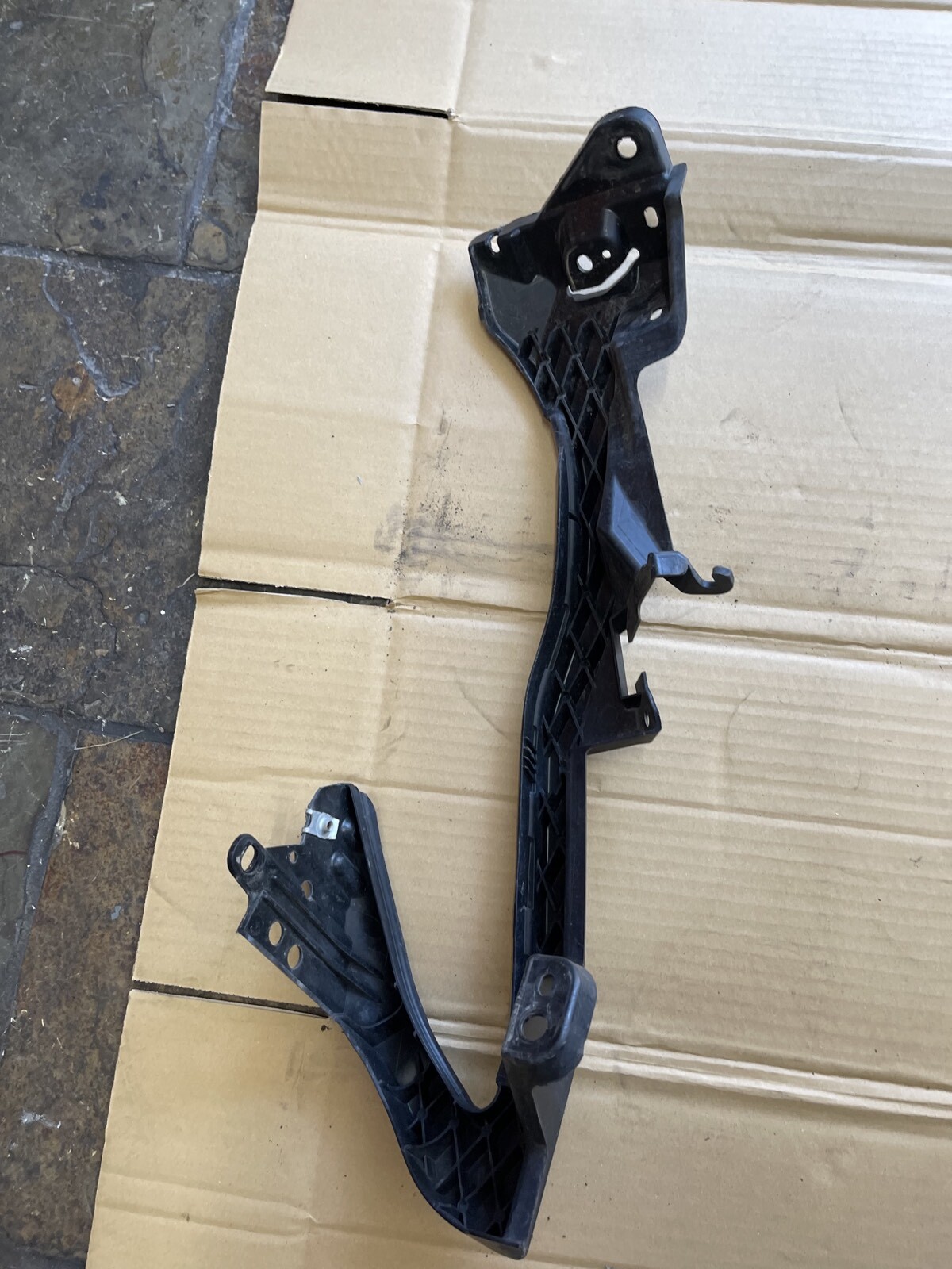 TOYOTA 86 BRZ  R/S HEADLIGHT MOULD PLASTIC - thumbnail 2