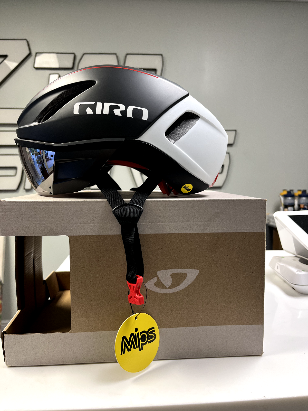 Giro Vanquish MIPS Black/White/Red Size Large (59-63cm)