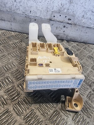 TOYOTA AURIS FUSEBOX 8273012X80A FUSE BOX 1.8L CVT HYBRID ESTATE 2013