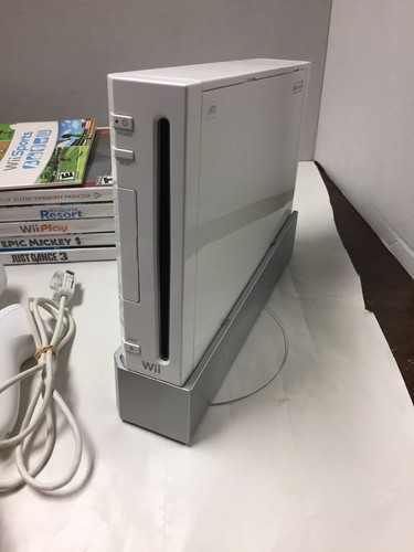 Nintendo Wii White Console and Game Bundle Zelda Wii Sports Resort