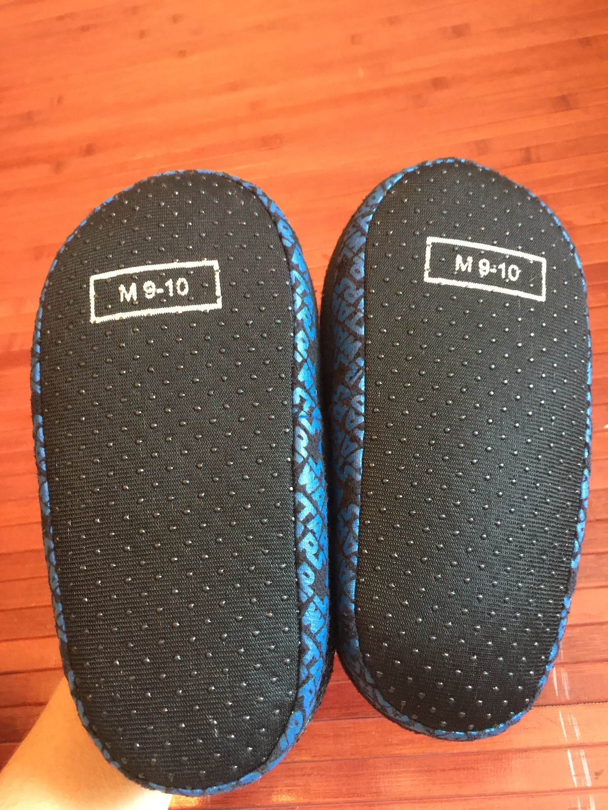 BOYS STARWARS SLIPPERS SIZE 9/10 BLACK/BLUE FLEECE EUC SHO73