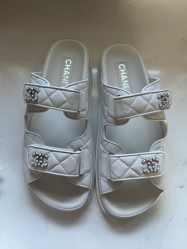 CHAＮＥＬ Clutch with chain - Shiny lambskin & gold-tone metal, white