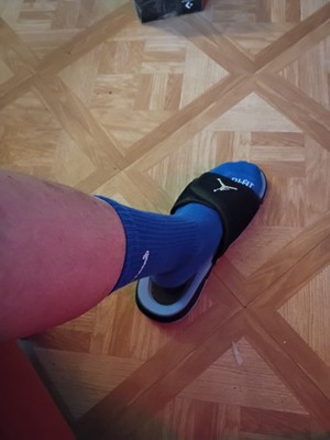 retro 4 neon on feet