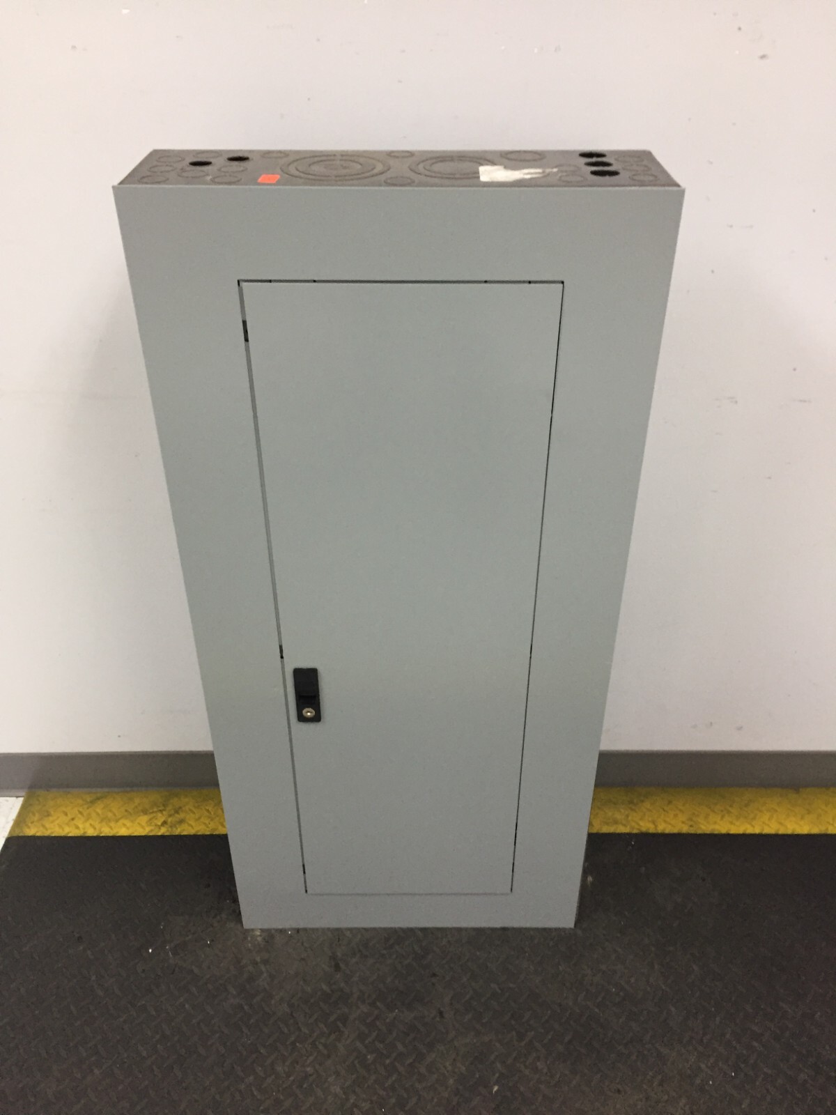 GE 225 AMP 208/120 VOLT 3 PHASE 42 CIRCUIT MAIN BREAKER