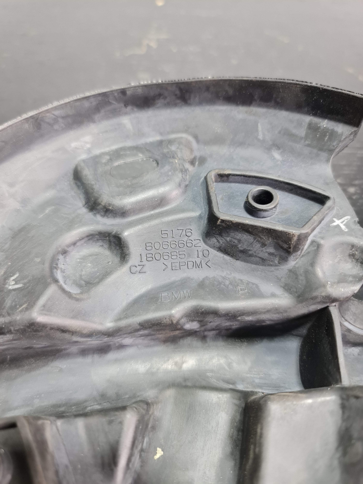 0 Bmw 2015-2020 51-76-8-066-662 51768066662 Right Engine Hood Sealing 8066662 image 5