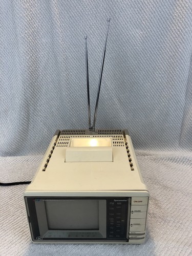 Vintage GE SPACEMAKER Model 7-7660A Color TV AM/FM UHF/VHF Television