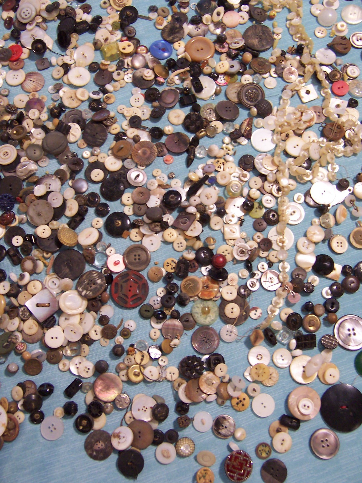14 lb LOT OF VINTAGE ANTIQUE BUTTONS GLASS ENAMEL MOP RHINESTONES BAKELITE