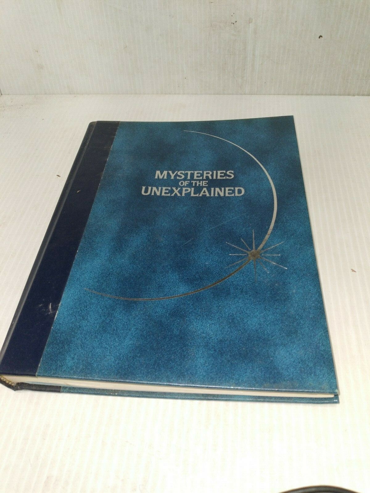 洋書 Investigating the Unexplained/Sanderson Investigating the Unexplained: A Compendium of Disquieting