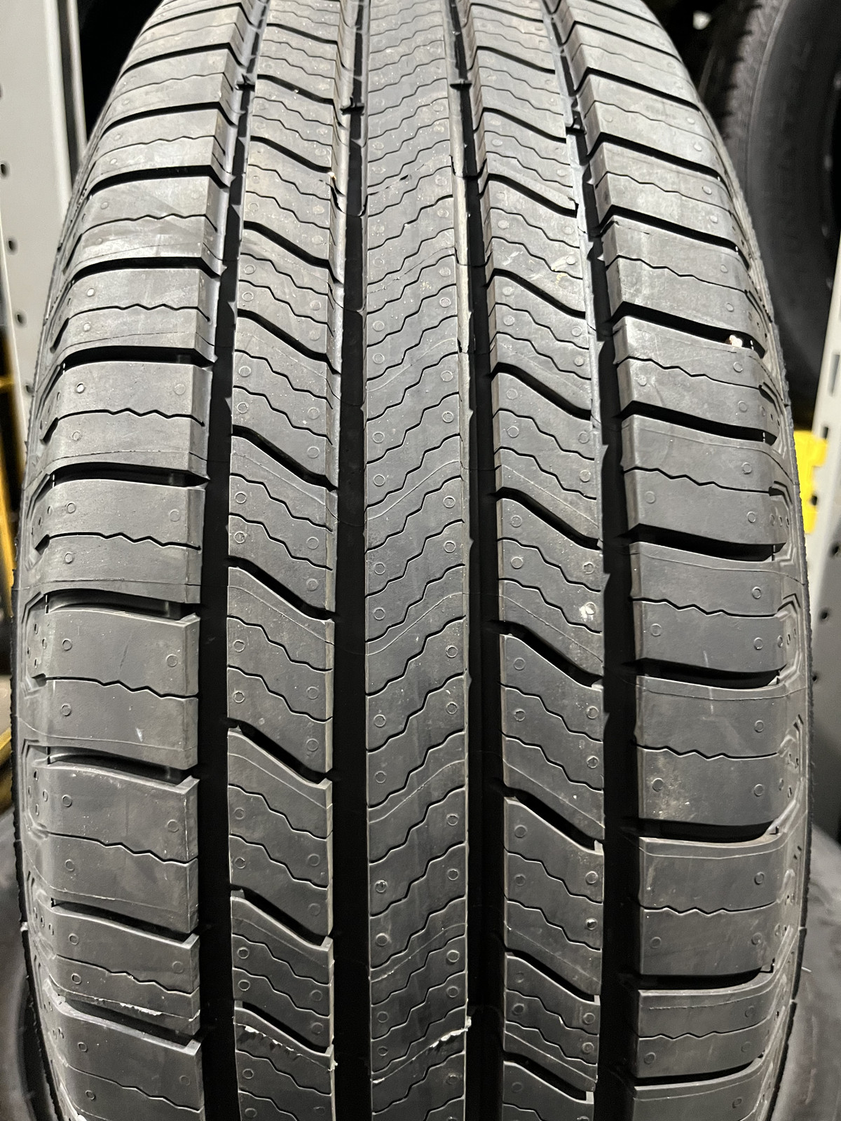 1 Tire Michelin Defender 2 235/65R18 106H DOT.4325 10/32