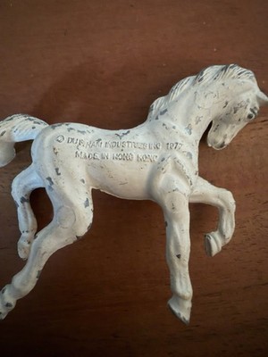 Durham Industries 4 cast iron horses Lot Made in Hong Kong White Brown