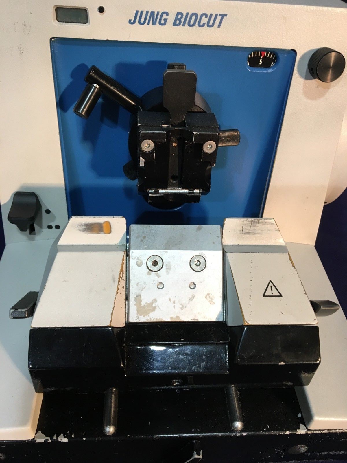 Reichert Jung Bio-Cut 2035 Microtome