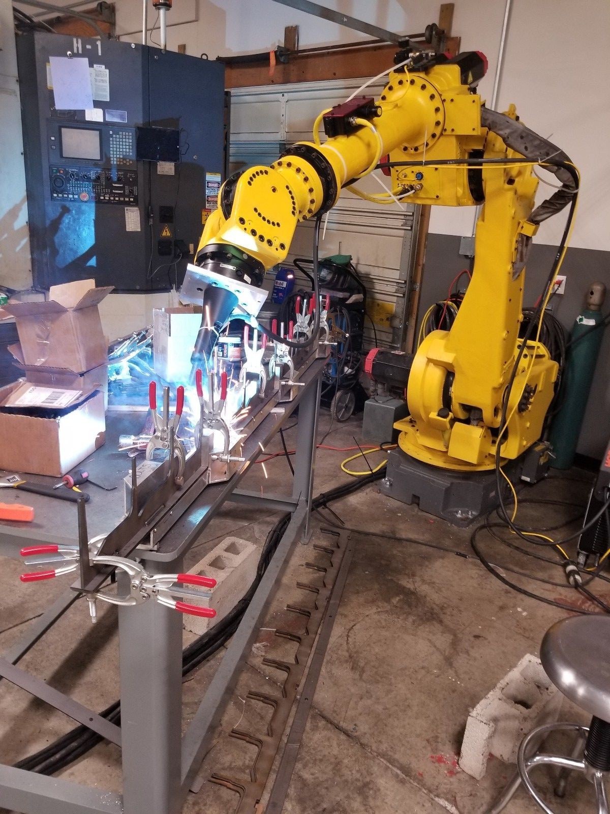 Fanuc Robot S430iW Rj3 Controller Clean Tested Complete Free loading