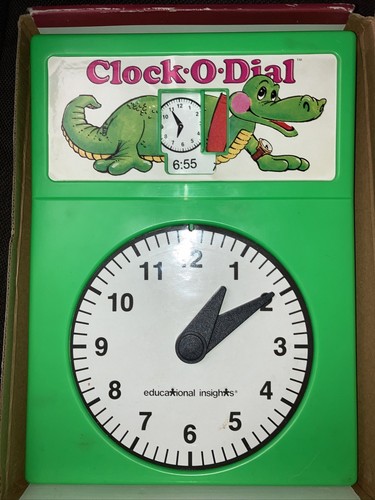 菜々緒/FOUR O'CLOCK Office clock shows exactly four o'clock 3425490 Stock Photo