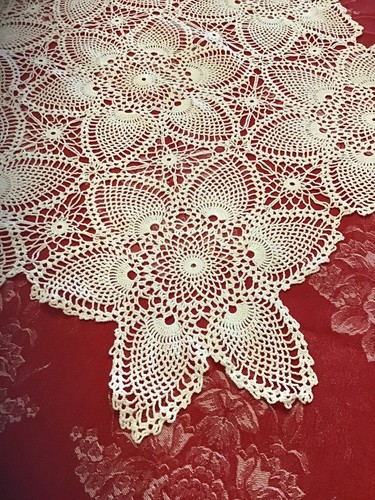 Vintage Hand Crochet Lace Tablecloth Round Table Cloth Doily Floral Pattern 38”