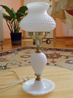 VINTAGE ANTIQUE WHITE HOBNAIL MILKGLASS TABLE LAMP