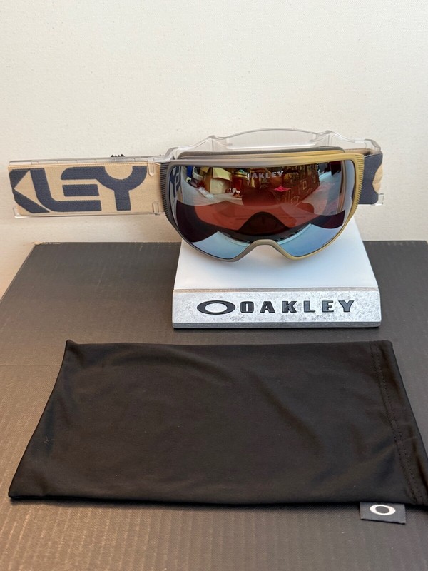 Oakley Flight Tracker L Snow Goggle Iron Curry w/ Prizm Sage