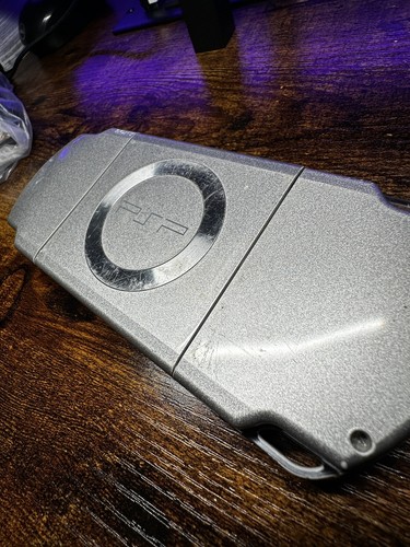PSP-2000　アイスシルバー　未使用　新品　展示品　new unused　s 71c9U1s0ssL._UF350,350_QL50_.jpg