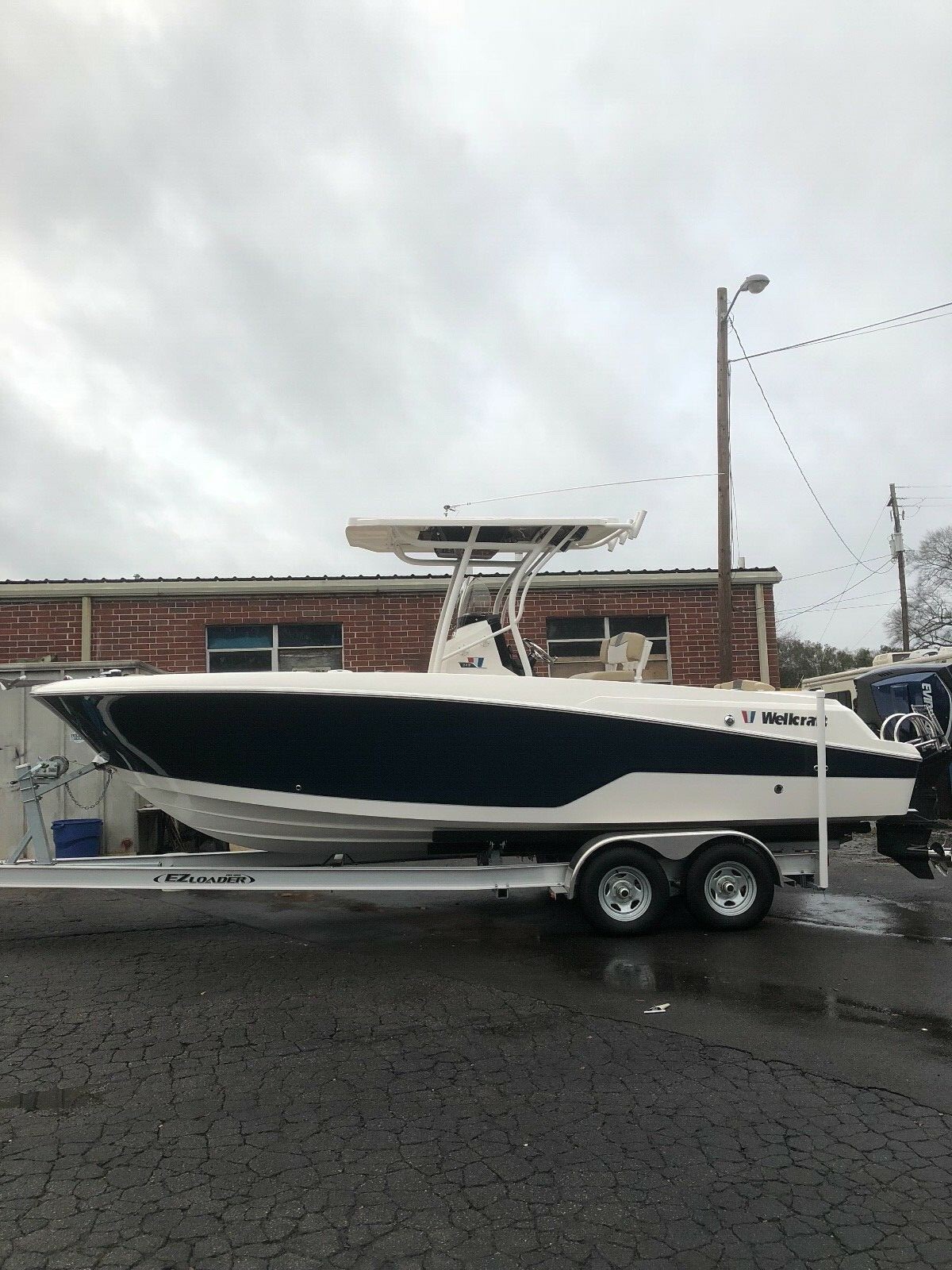 2017 Wellcraft 242 Fisherman Offshore Fishing Boat