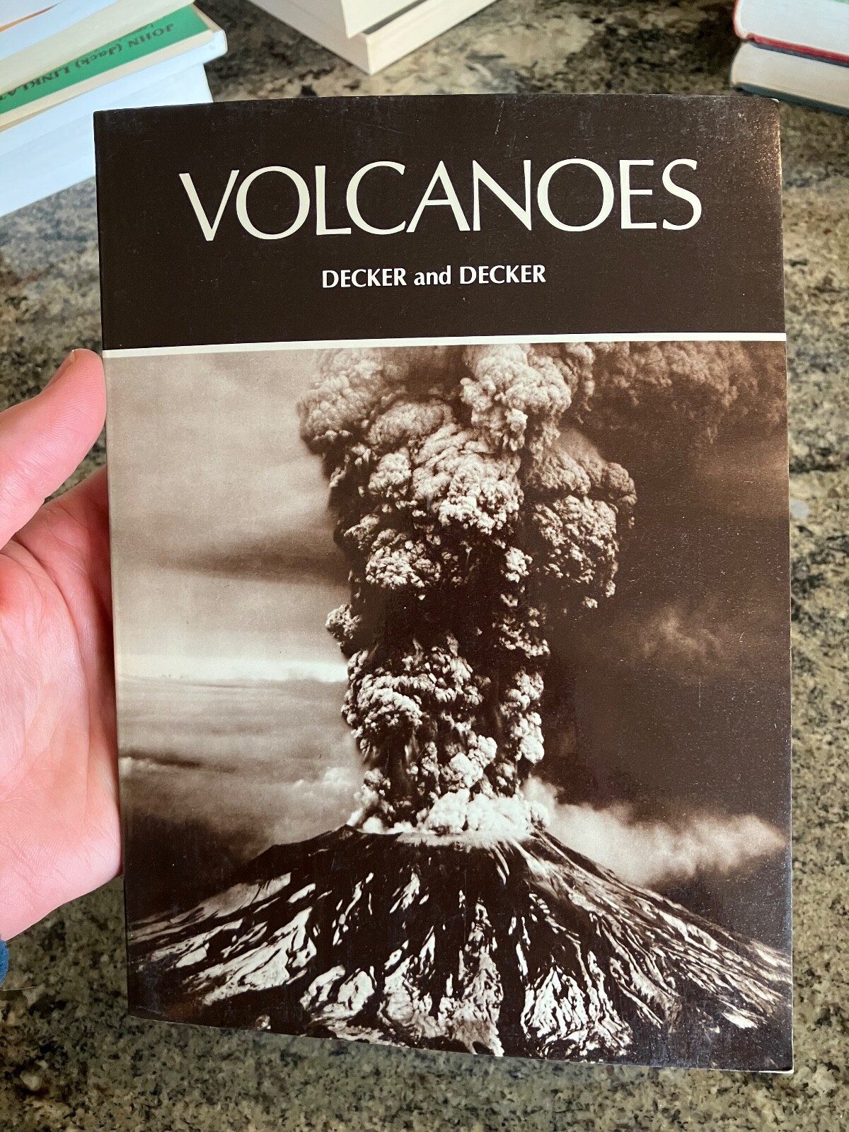 Volcanoes (A series of books in geology) Decker， Robert; Decker， Barbara Volcanoes by Robert W. Decker and Barbara Decker (1997
