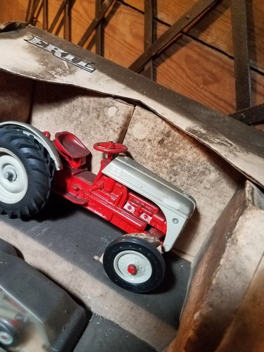 2 Ford 8N Tractors & Loader 1/16 1/43 Ertl Toy Set 867 Tractors of the Past 1987